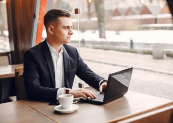 Ce presupune deschiderea unei afaceri online?