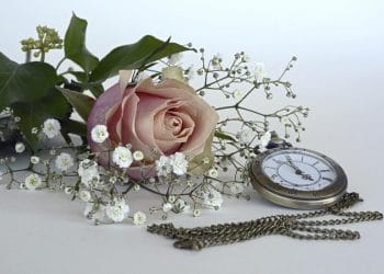 Florile in contextul ceremoniilor funerare. Coroane funerare sau aranjamente florare?