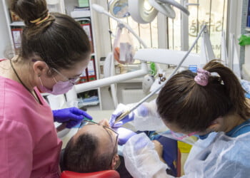 Implantul dentar: o soluție durabilă și avansată pentru restaurarea zâmbetului și funcționalității orale