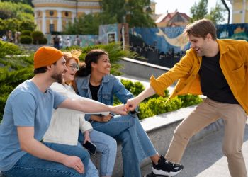 Cum să îți faci prieteni noi în orice etapă a vieții