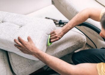 Cum să cureți rapid o canapea din material textil