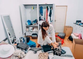 Cum să organizezi eficient dulapul pentru haine