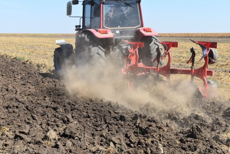 Scumpirea carburanților lovește în plin agricultura