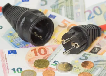 Prețul energiei electrice va crește din nou în 2026. Ce taxă se va majora
