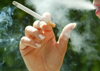 Fumatul este interzis în aceste locuri în 2026. Legea se aplică pentru toți fumătorii din România