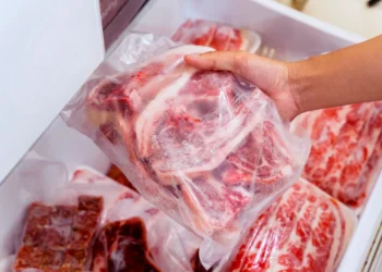 Carnea de porc congelată nu va mai putea fi vândută ca proaspătă în România. Anunțul ministrului Florin Barbu