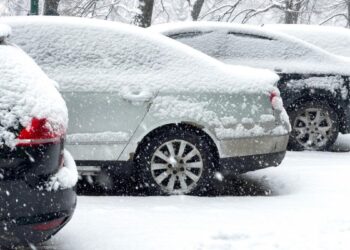 Cod roșu de ninsoare și mesaj Ro-Alert în București și Ilfov: Strat de zăpadă de până la 50 cm. Autostrăzi închise, zboruri anulate  