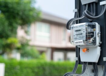 Românii ar putea primi alerte pe telefon când consumul de energie se apropie de limită. ANRE pregătește un sistem similar RO-Alert