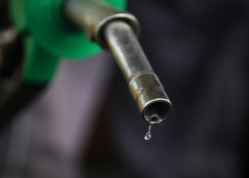 Benzina revine sub pragul de 8 lei după două luni de scumpiri consecutive