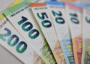 Euro sare de 5,1 lei. Record istoric pe fondul crizei politice