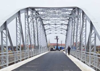 Podul din Arad care mai mult încurcă: „Am întors și am trecut prin apă”