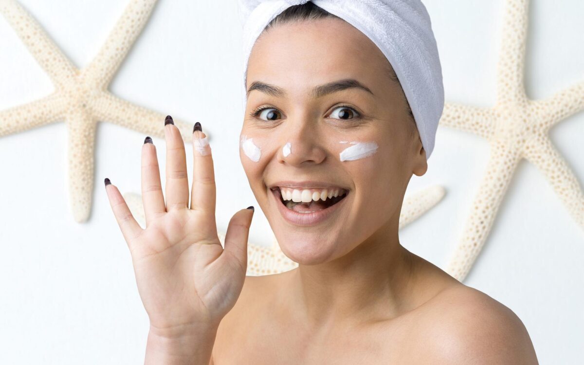 SPF 50 în fiecare zi: când este util și cum îl introduci în rutină