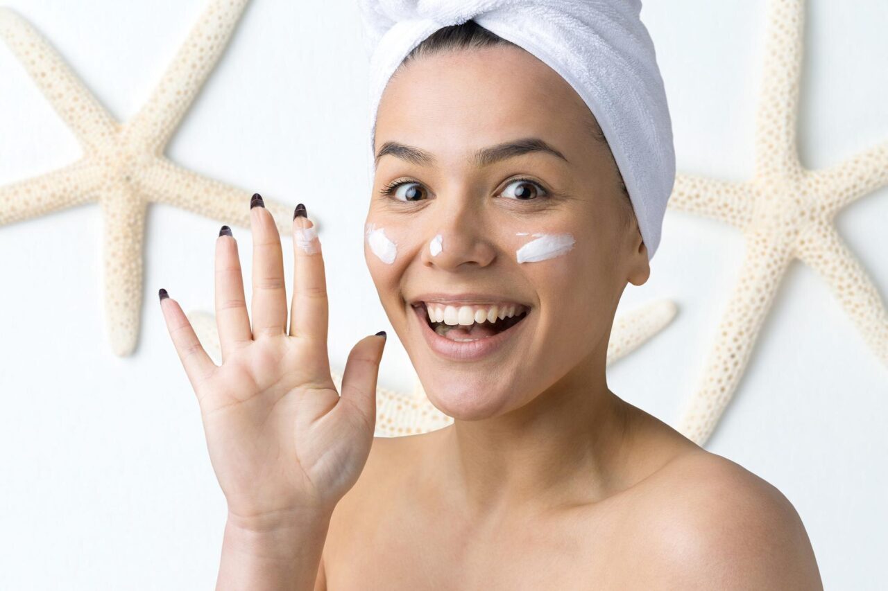 SPF 50 în fiecare zi: când este util și cum îl introduci în rutină