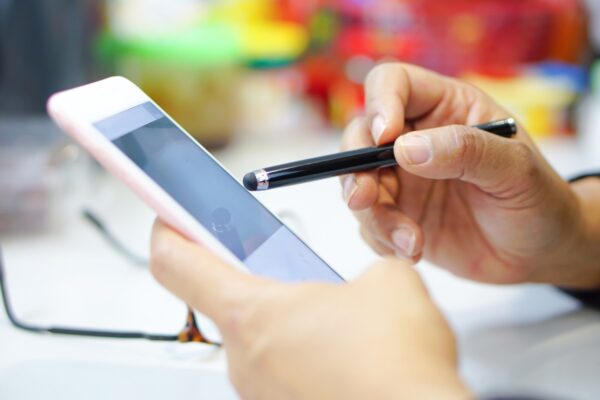 Cum verifici un telefon second-hand înainte să îl cumperi