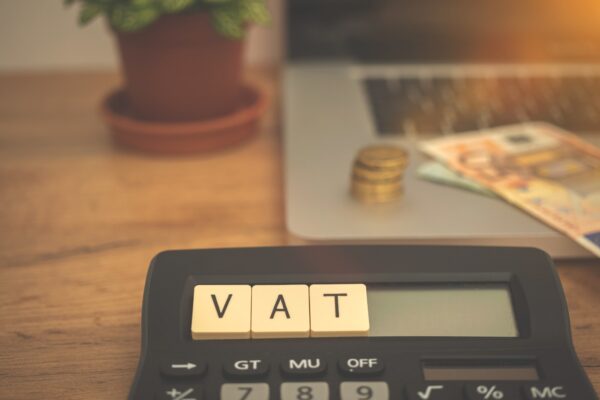 Plafon de TVA: de la ce sumă devii plătitor