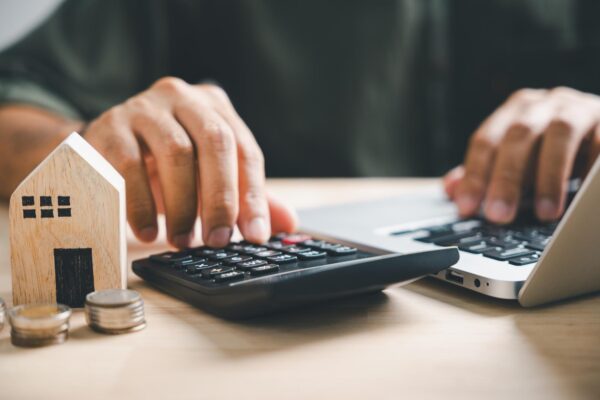 Refinanțare: când merită și cât economisești efectiv