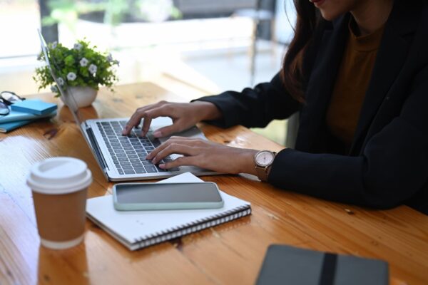 Laptop pentru business: ce configurație îți trebuie