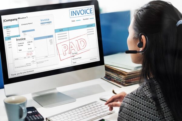 e-Factura: cum funcționează și în cât timp trimiți factura