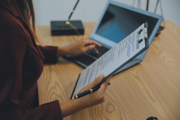 Cum îți scrii un CV care trece de filtrele automate