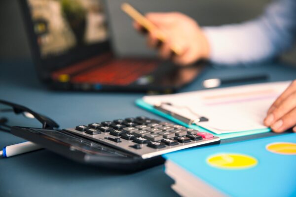 Ce taxe plătește o firmă în România: lista completă