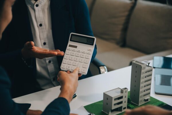 Cum se calculează chiria unui spațiu comercial