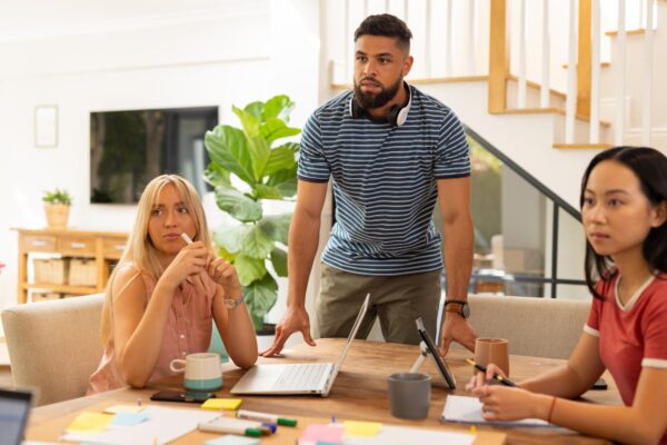 Cum pornești un start-up în România: de la idee la primul client