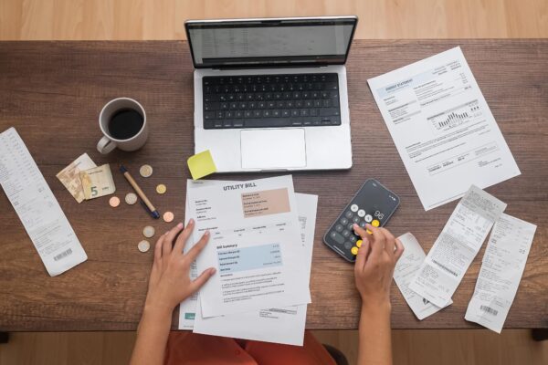Factoring: cum îți încasezi facturile mai repede