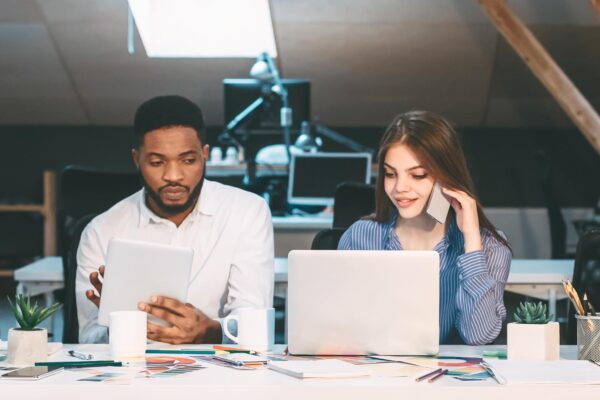 Instrumente AI gratuite sau cu abonament: ce diferențe contează pentru o firmă